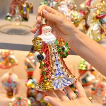 Papai Noel com guirlanda e lanterna